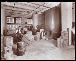 男子在Parke，Davis und Co.，化学家，Hudson und Vestry Streets，New York，1910（银色明胶印刷品）的运输部门工作